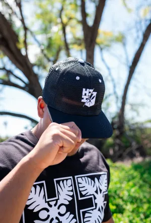 BLACK & WHITE MESH SPLIT LOGO HAT